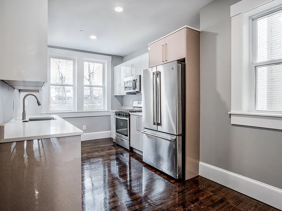 59 Strathmore Rd #2