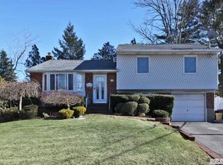 22 Warren Dr, Syosset, NY 11791