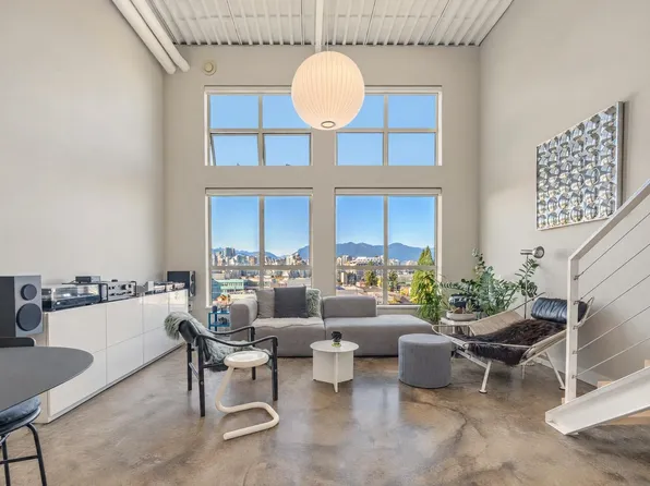 338 W 8th Ave #402, Vancouver, BC V5Y 3X2