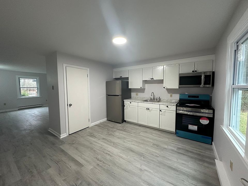 Kitchen looking at Livingroom