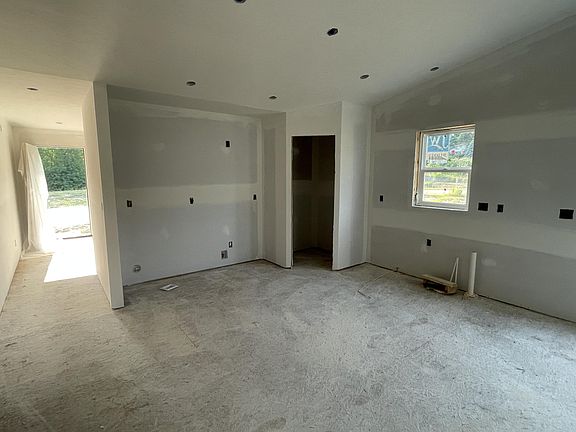 4th image of 1538 N Village Cir
