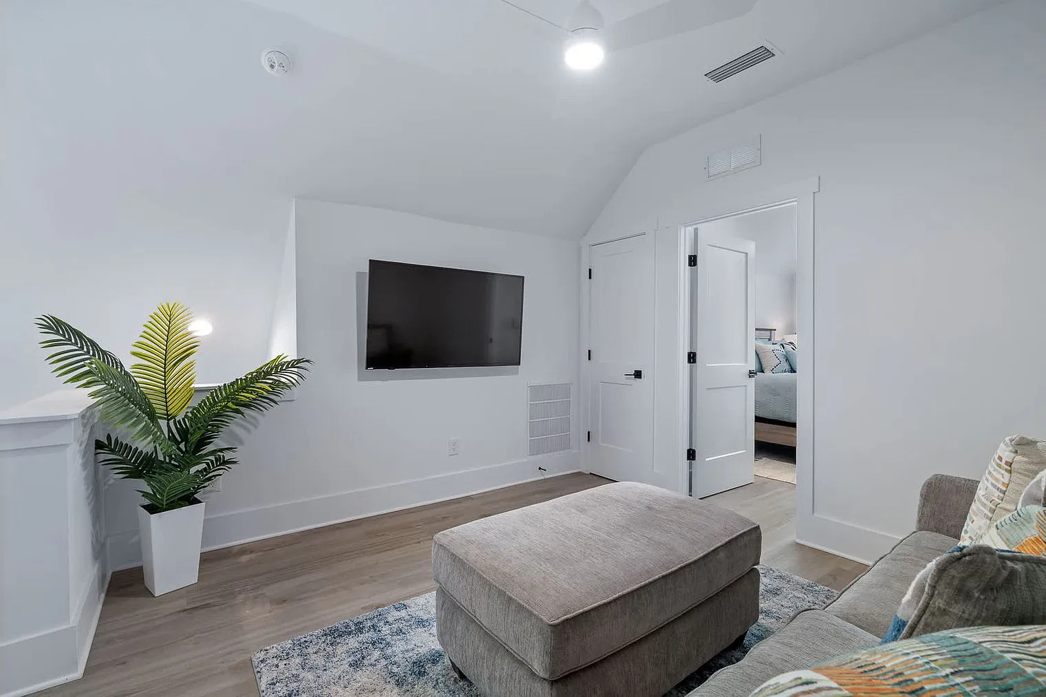 5 bed, 4.0 bath, 2292 sqft, $12,504 — Photo 3