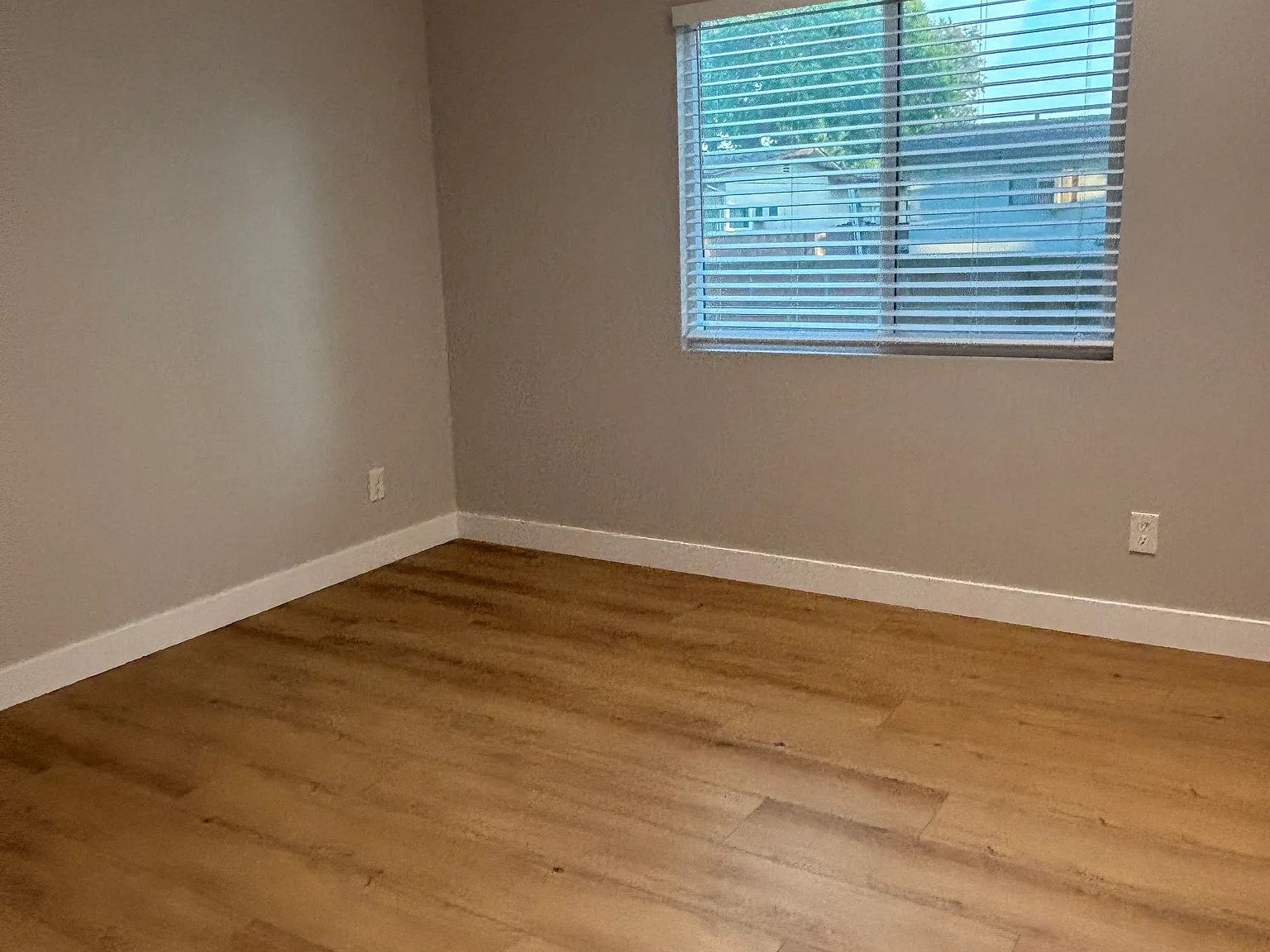 3 bed, 1100 sqft, $4,000 — Photo 2