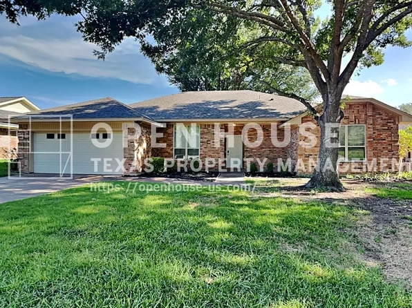 10101 Stoneleigh Dr, Benbrook, TX 76126