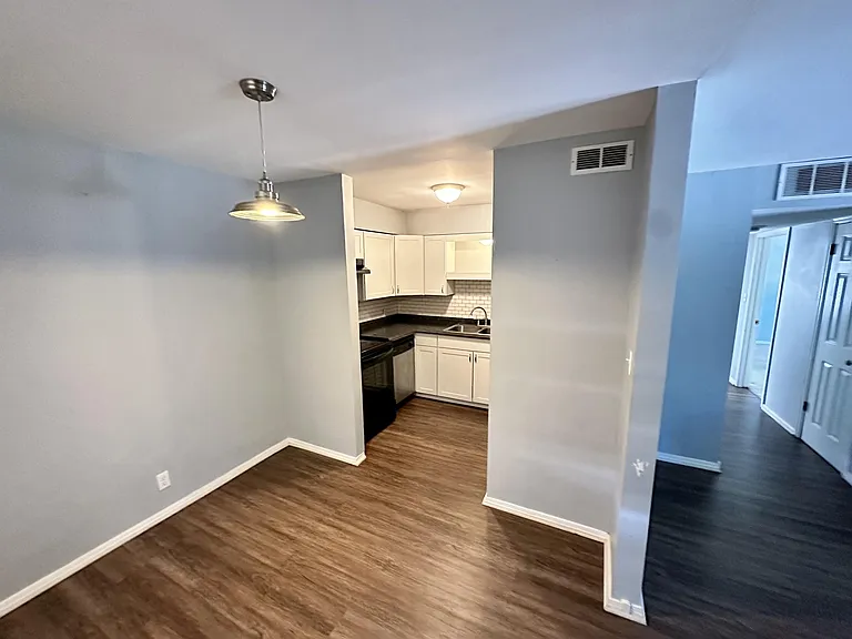 1201 S Rockford Ave #7 — Photo 2