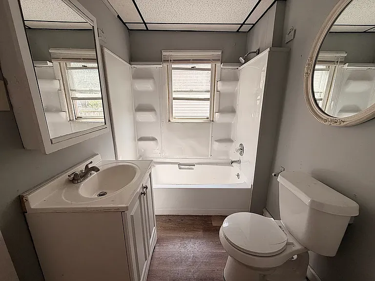 2351 Valentine St — Photo 5