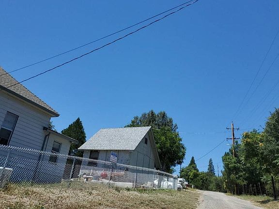5th image of 327 Cemetery Ave