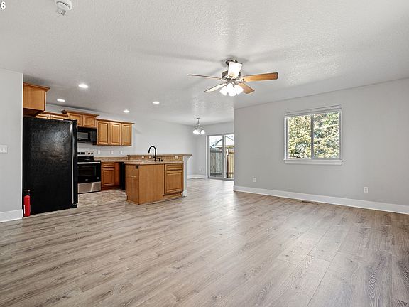 4th image of 789 Whitham Way