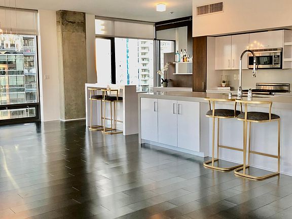 3rd image of 1111 S Grand Ave #12130