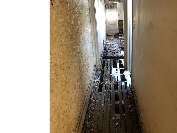 3rd image of 621 1/2 W 4th St