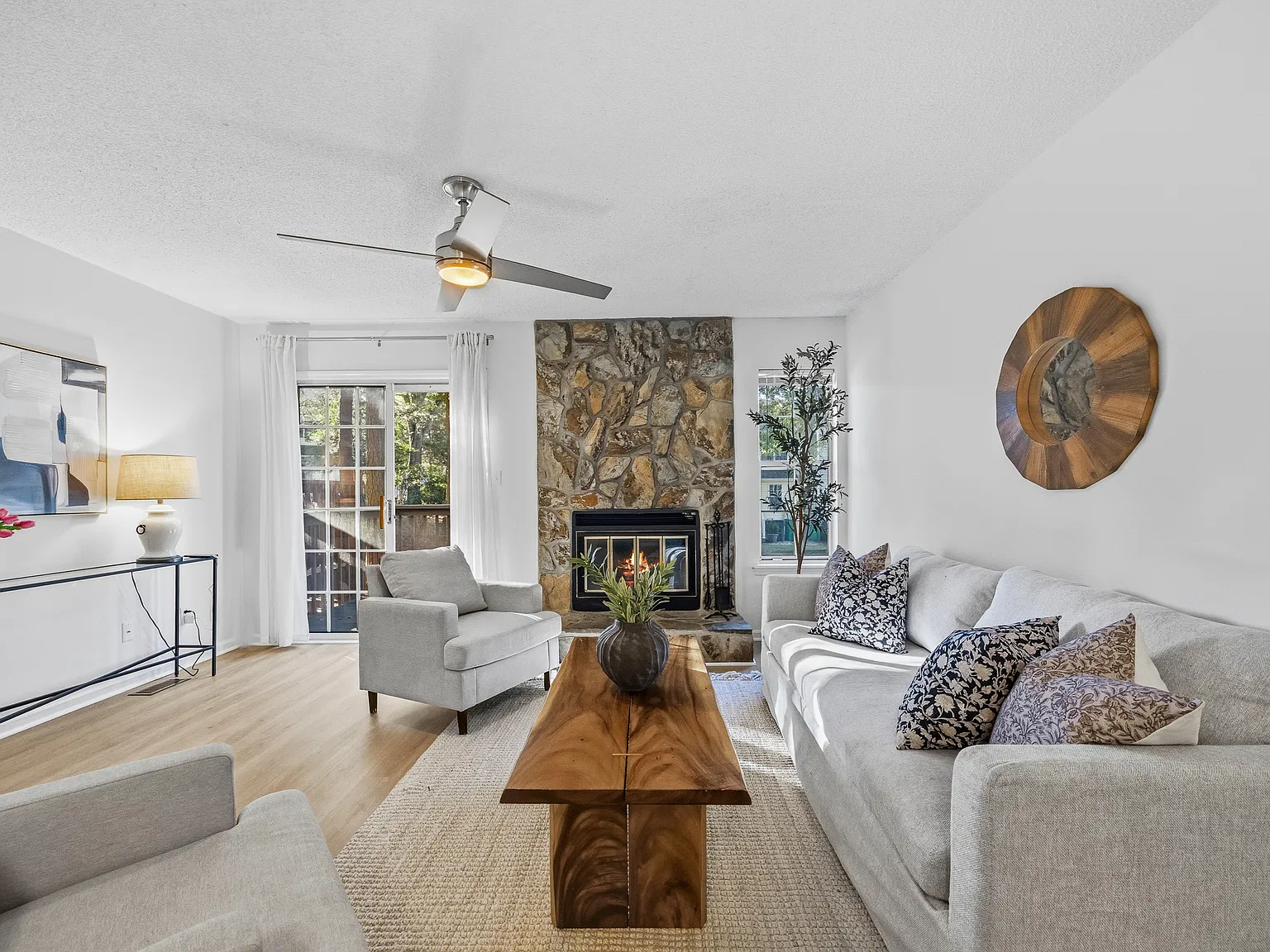 2 bed, 1108 sqft, $1,895 — Photo 2