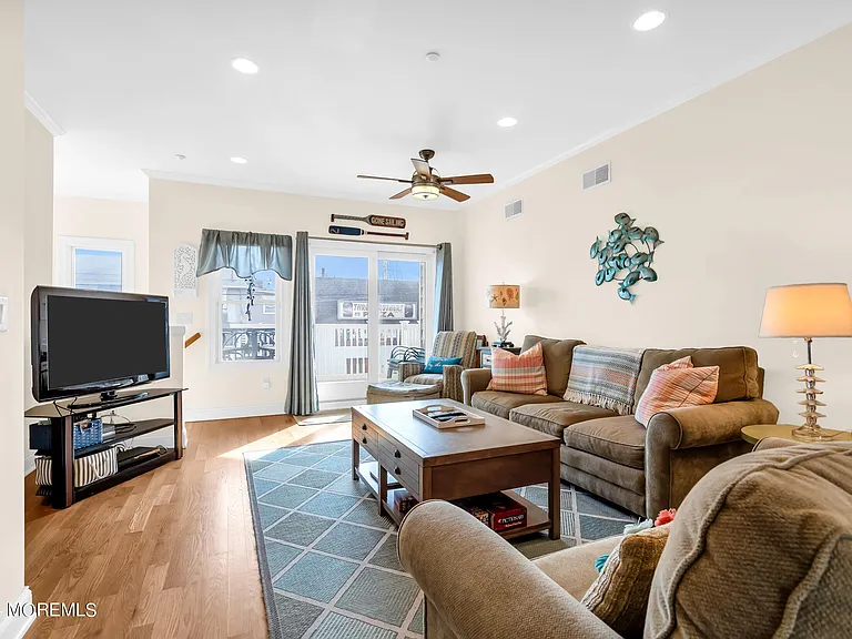21 Blaine Ave #11 — Photo 11