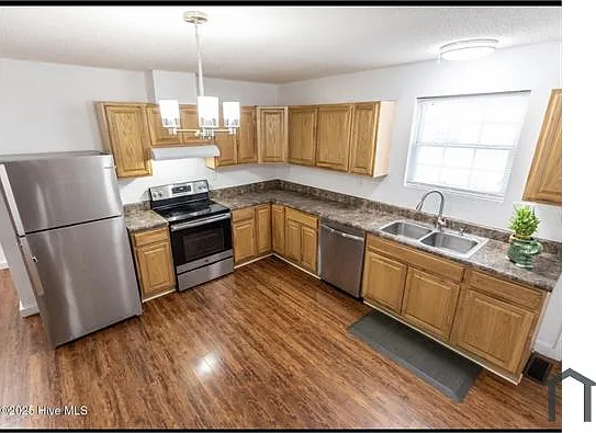4 bed, $2,600 — Photo 4