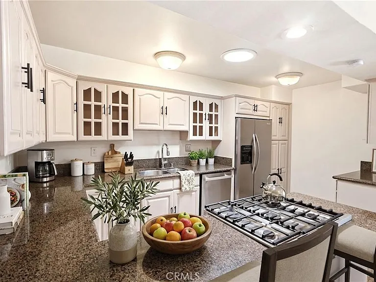 524 E Ghent St — Photo 2