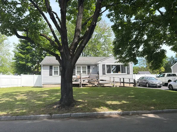 16 Leatherleaf Cir, Springfield, MA 01109