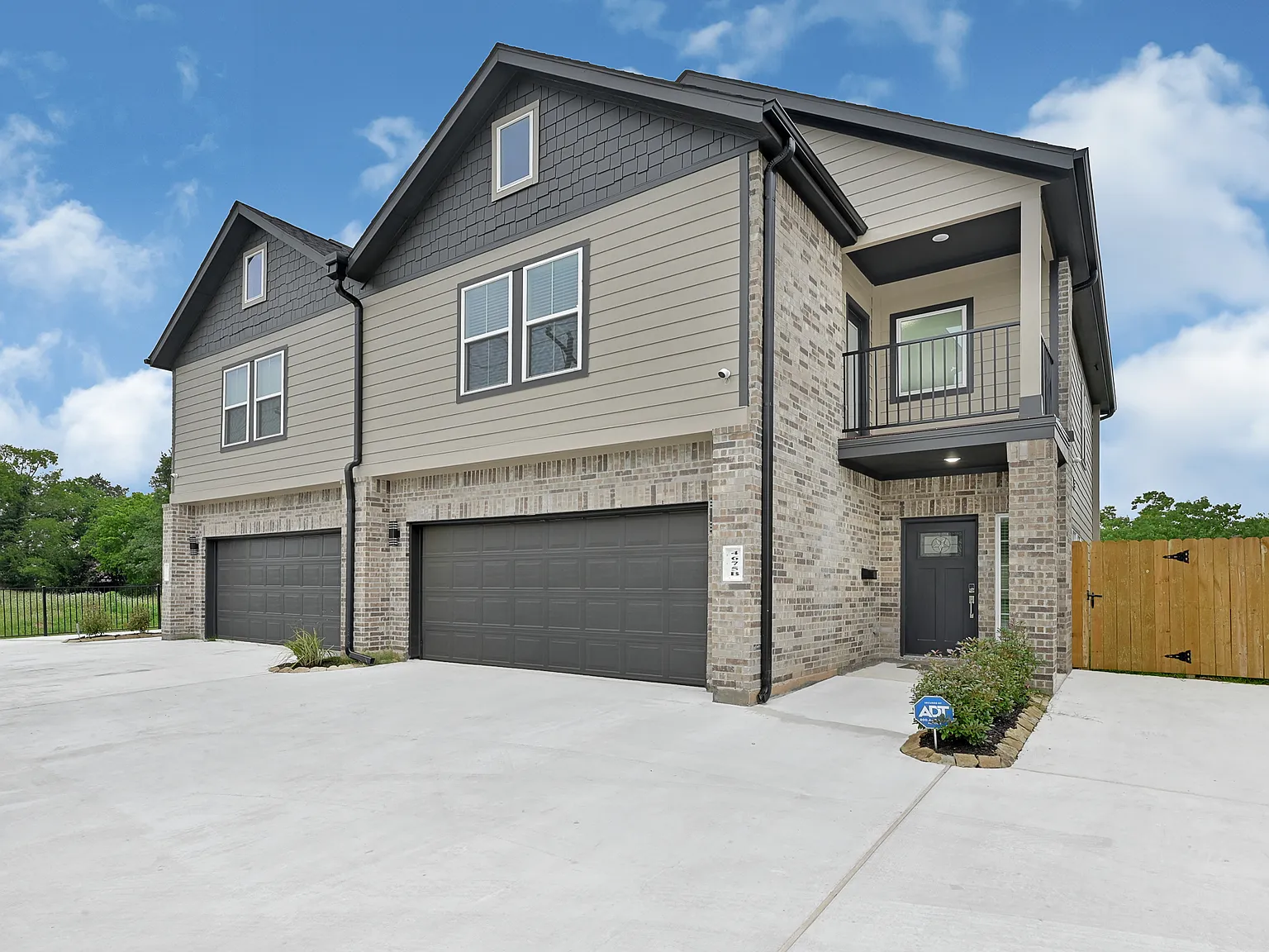 3 bed, 2.5 bath, 1832 sqft, $2,500 — Photo 1