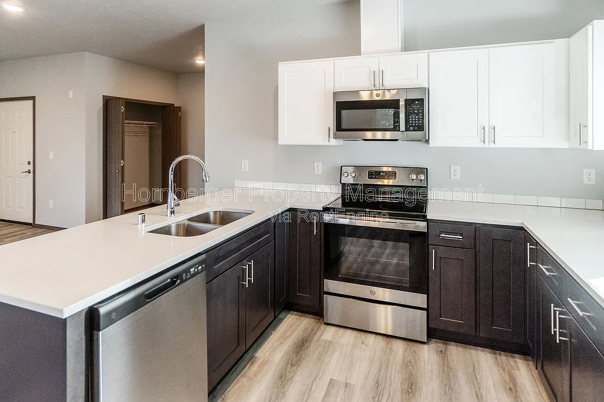 Building Photo - 356 E 7th Ave #201