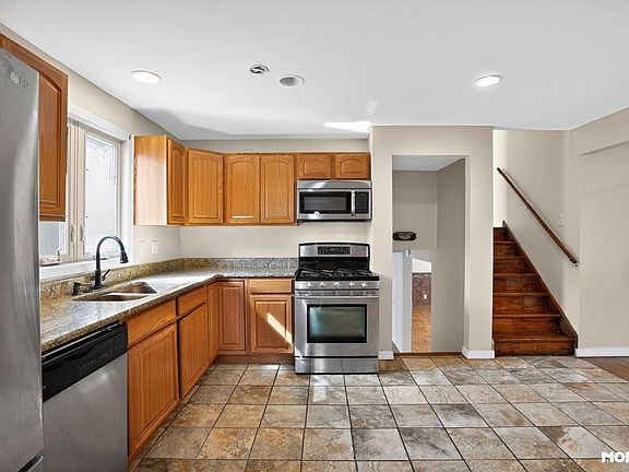 5th image of 526 Marquette Ave