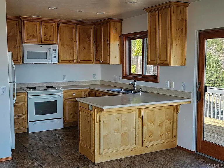 461 Manzanita Dr — Photo 8