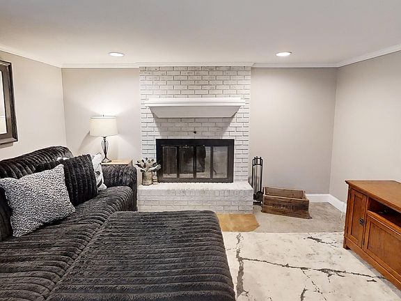 5th image of 306 W 38th St