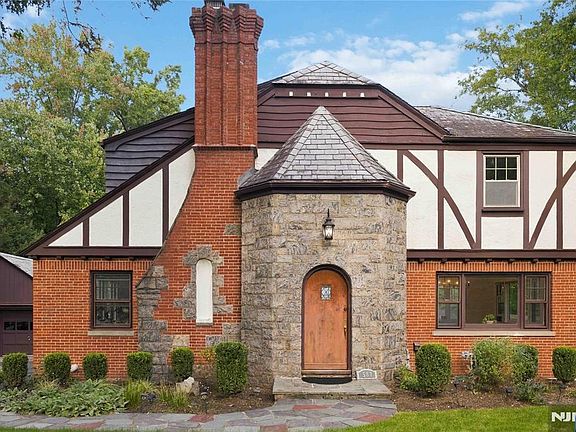 3rd image of 587 Closter Dock Road