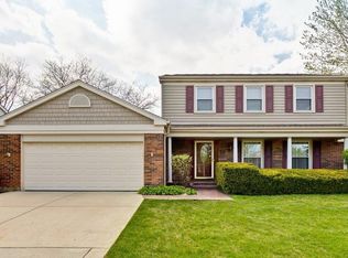 240 Alexandria Dr, Vernon Hills, IL