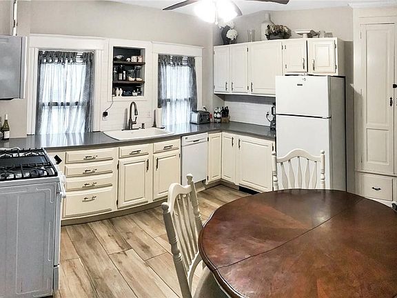 4th image of 521 Manhattan Ave #1