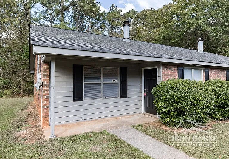 1172 White Oak Dr — Photo 1
