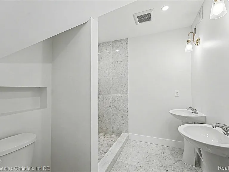 1463 Baldwin St — Photo 9