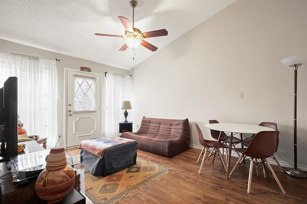 Building Photo - 806 W 24th St #323