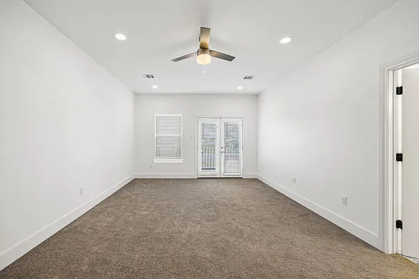 4512 Noble St — Photo 3