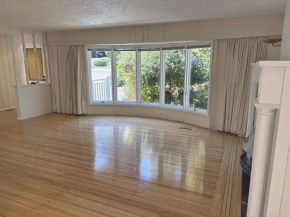 4th image of 1074 Bayview Dr
