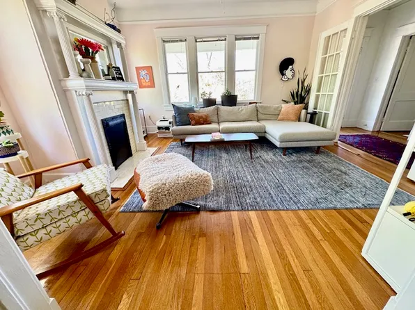 403 E Waldburg St, Savannah, GA 31401