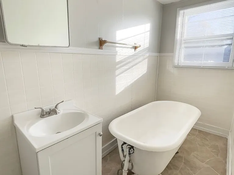 1014 E Adams St — Photo 6