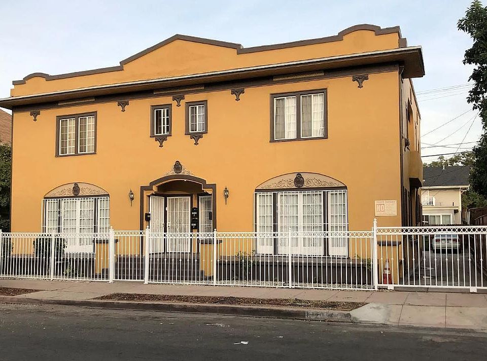 Front view of the entire property