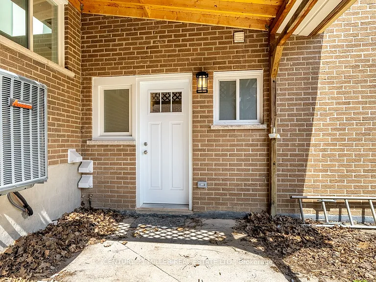 477 Valleyview Cres #B — Photo 2