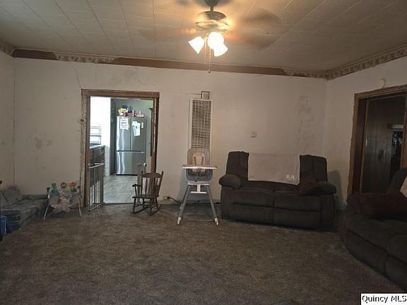 4th image of 212 E Douglas St