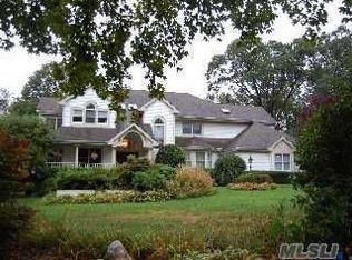 8 Chereb Ct, Setauket, NY 11733