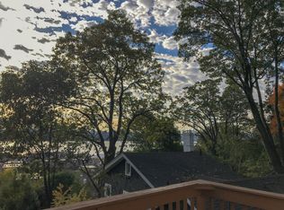 5 Old Wood Rd, Edgewater, NJ 07020