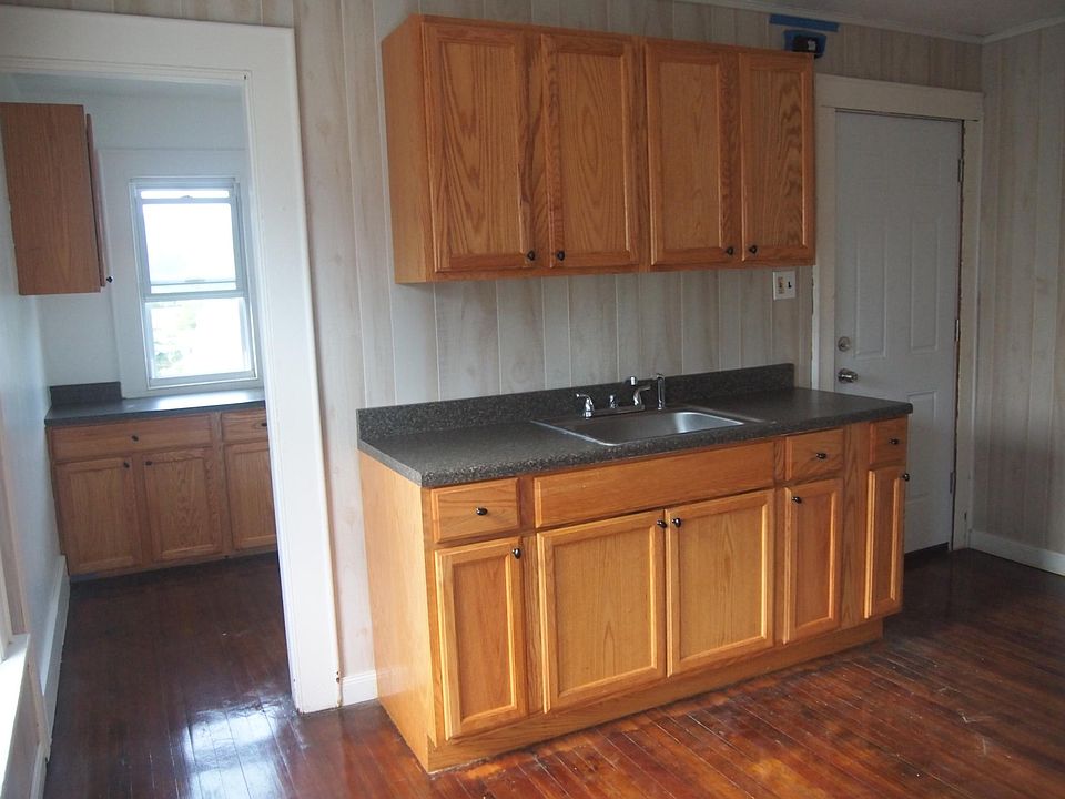 1st image of 3 Gardners Ln Floor 2