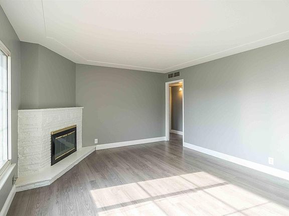 3rd image of 4885 E Amherst Ave