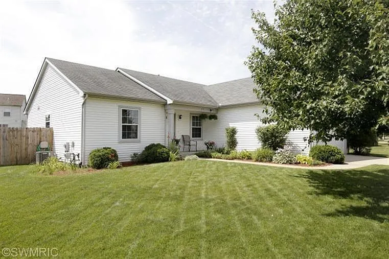 4687 Geneva Ave photo 1