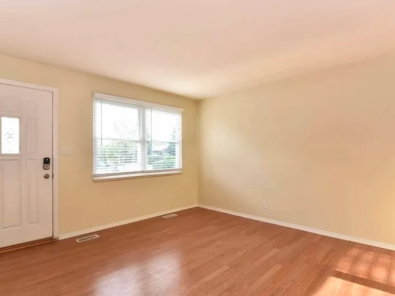 204 Valley Dr — Photo 7