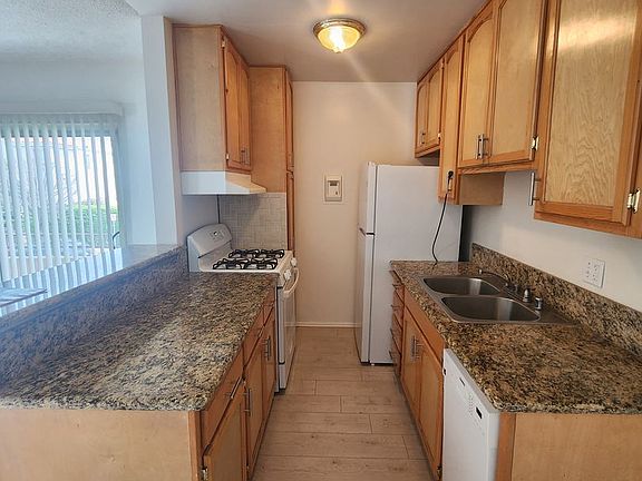 3rd image of 1755 Granville Ave #10