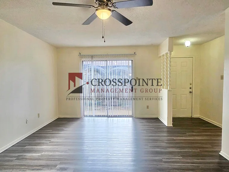 115 Queens Ct — Photo 3