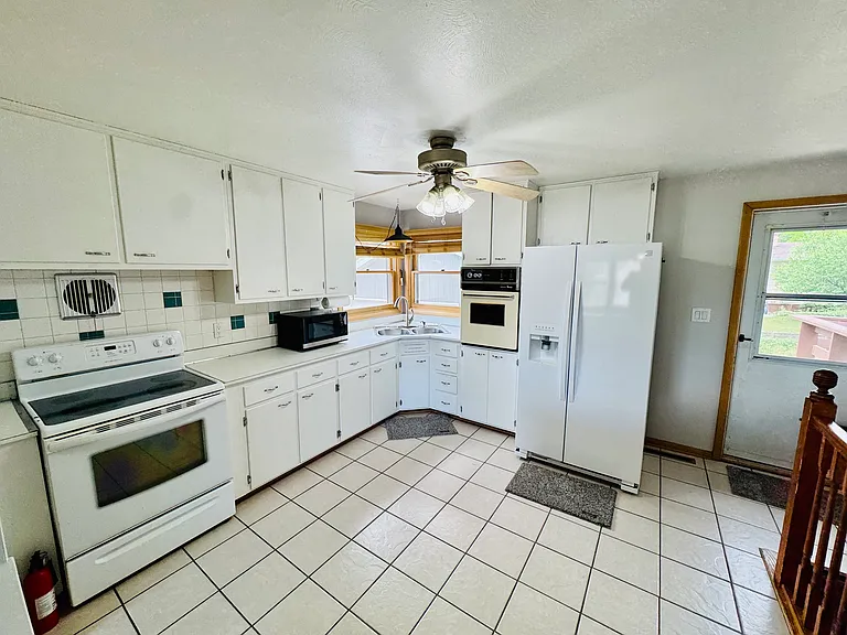 3929 Lakeview Dr — Photo 4