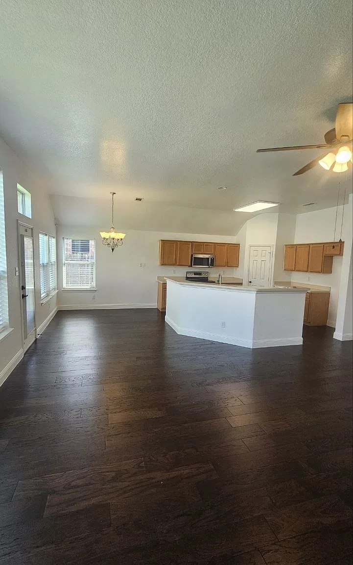 3 bed, 1845 sqft, $2,400 — Photo 3