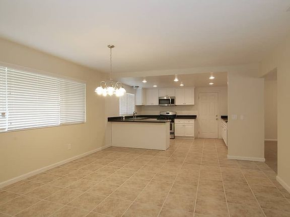 5th image of 2390 Primrose Ave