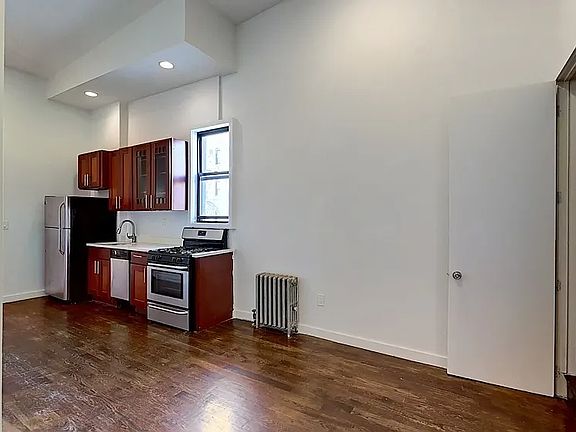 2nd image of 886 Franklin Ave #2C