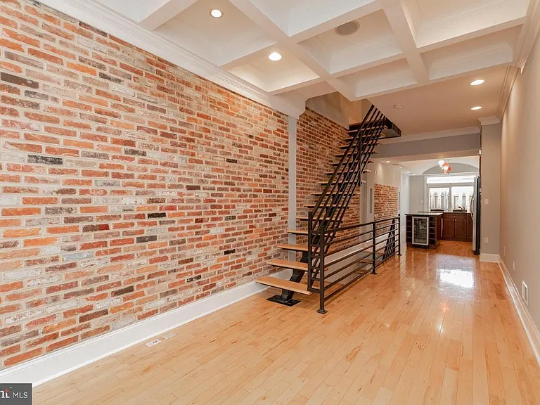 932 S Kenwood Ave — Photo 1